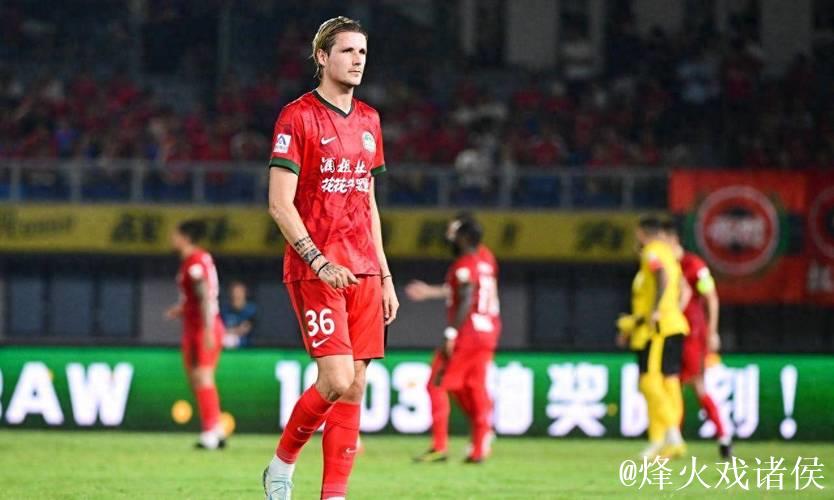 球迷不满裁判放过Semenyo锁喉动作未判红牌