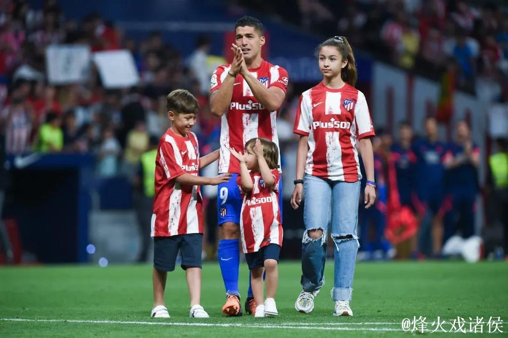 苏亚雷斯印度行遇小女孩穿裆抢圈，一脸震惊后热情互动