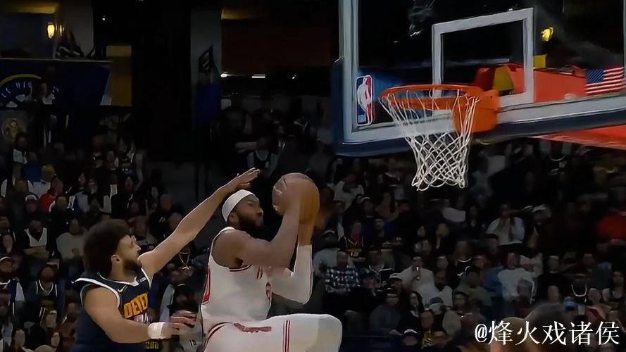 奥科吉底角突破，空中腾挪避开默里完成2+1暴扣